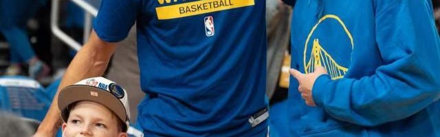 熊猫体育官方网站-【现场】特殊来宾造访勇士主场 一哥复出难阻失利