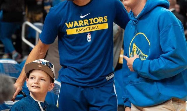 熊猫体育官方网站-【现场】特殊来宾造访勇士主场 一哥复出难阻失利